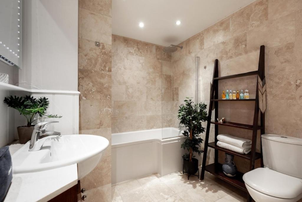 Revamped & Luxxe For Covent Garden Lovers! Adorable City Home For Families & Friends ロンドン エクステリア 写真