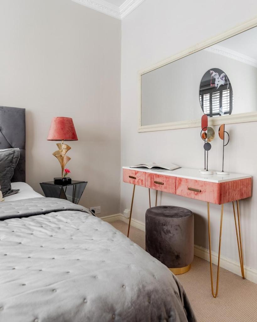 Revamped & Luxxe For Covent Garden Lovers! Adorable City Home For Families & Friends ロンドン エクステリア 写真