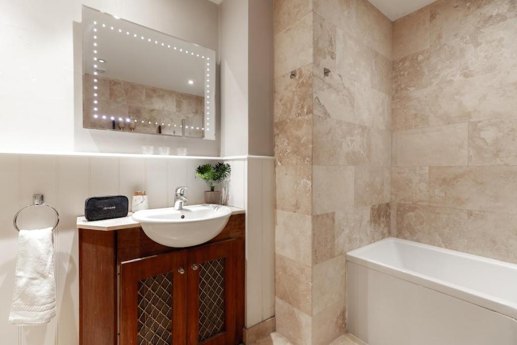 Revamped & Luxxe For Covent Garden Lovers! Adorable City Home For Families & Friends ロンドン エクステリア 写真